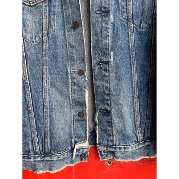 Vintage Y2K Levis denim jacket with a distressed, worn-in look Size XL - Picture 4 of 10